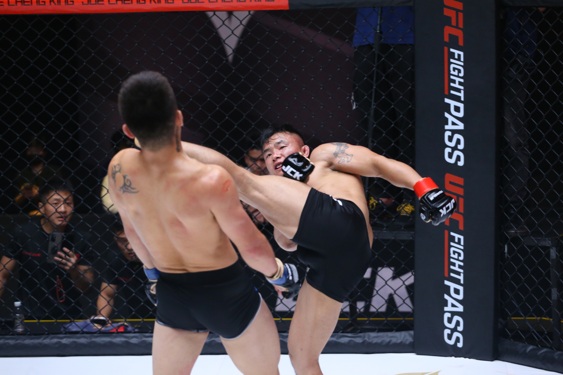 诺里奇全力以赴，拼搏赢得胜利