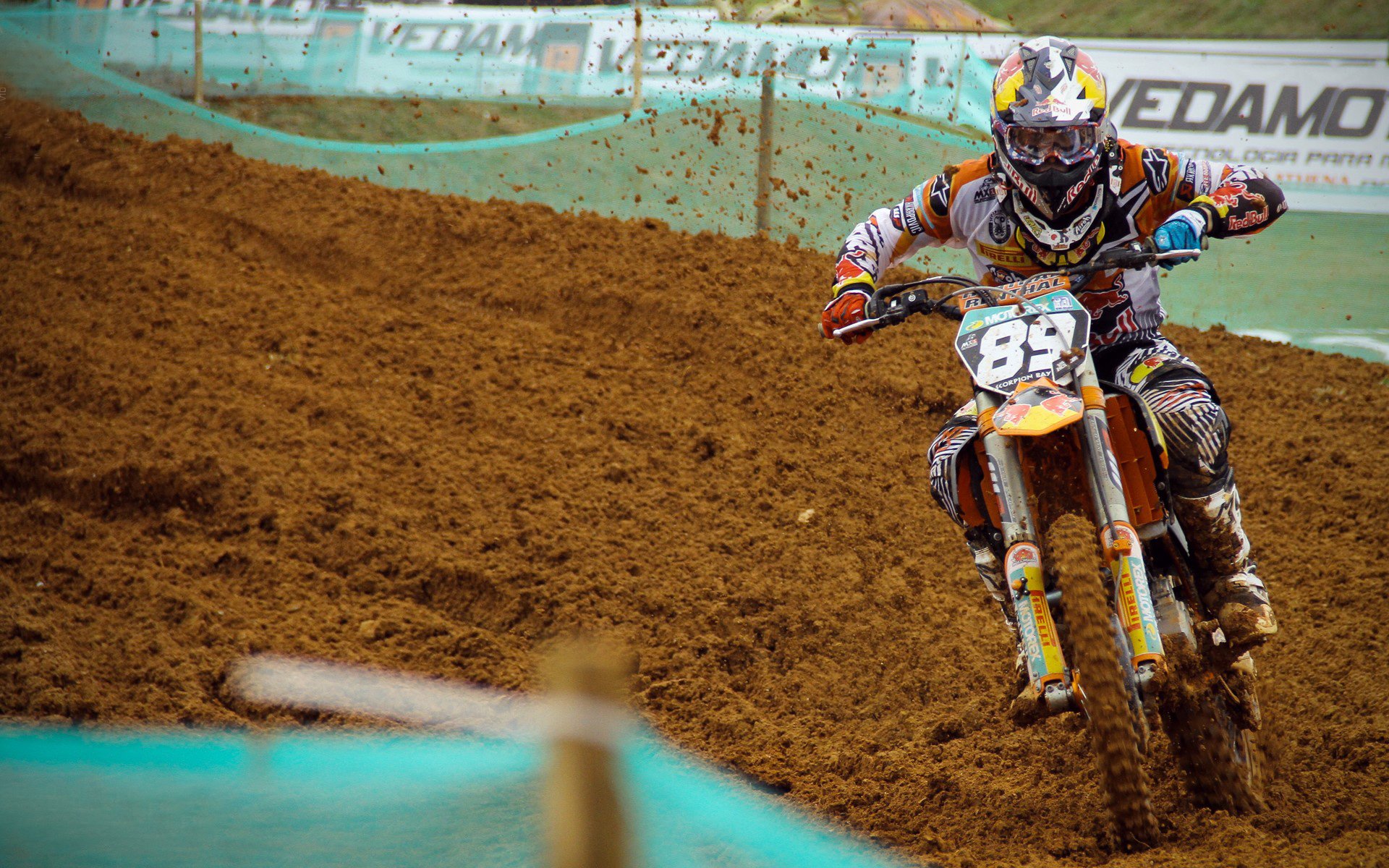 红牛二队惊艳崛起，维斯塔潘王者风范再定义F1格局