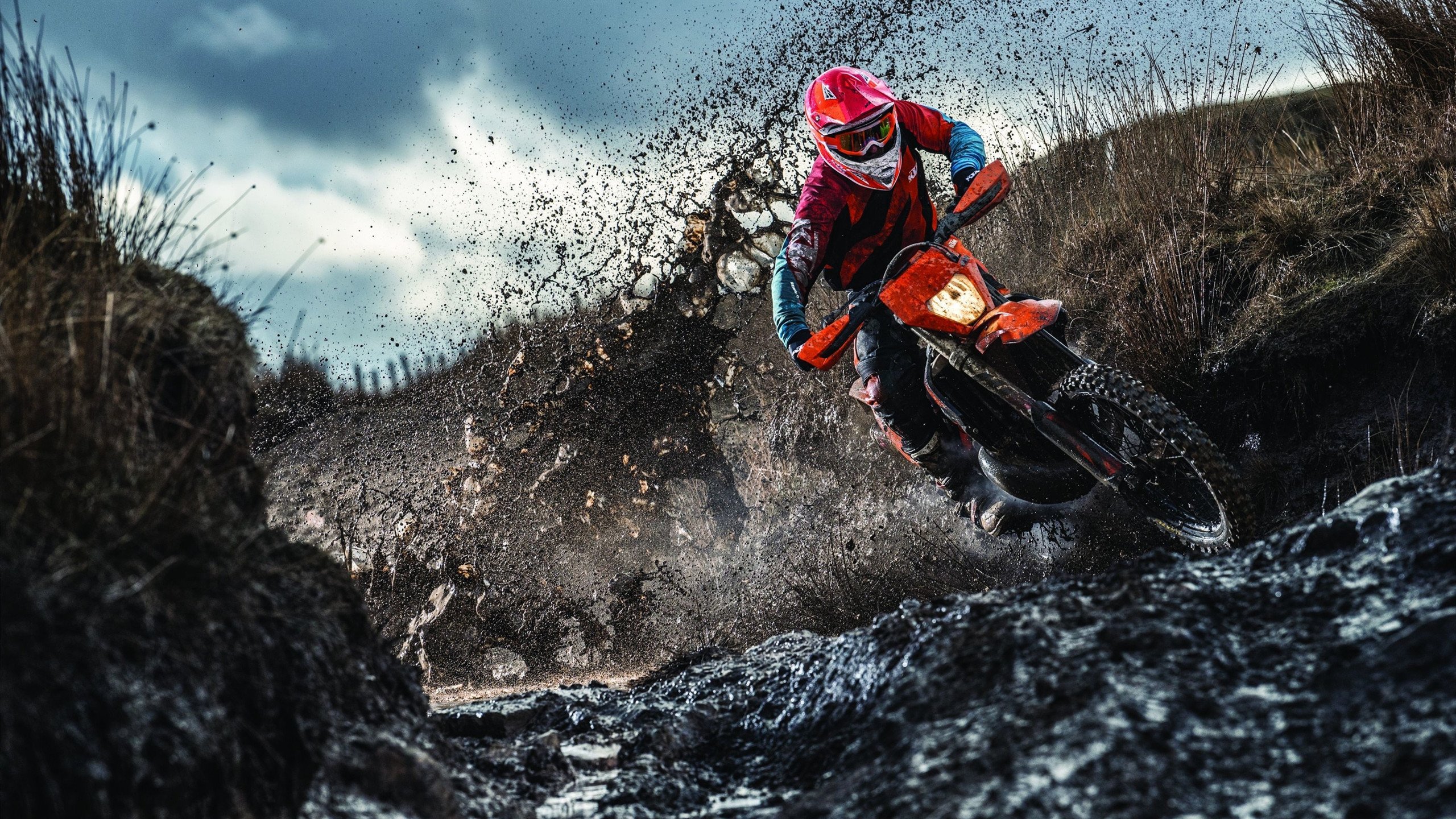 赛道上的红色闪电，佩雷兹绝杀梅赛德斯，点燃赛场之夜